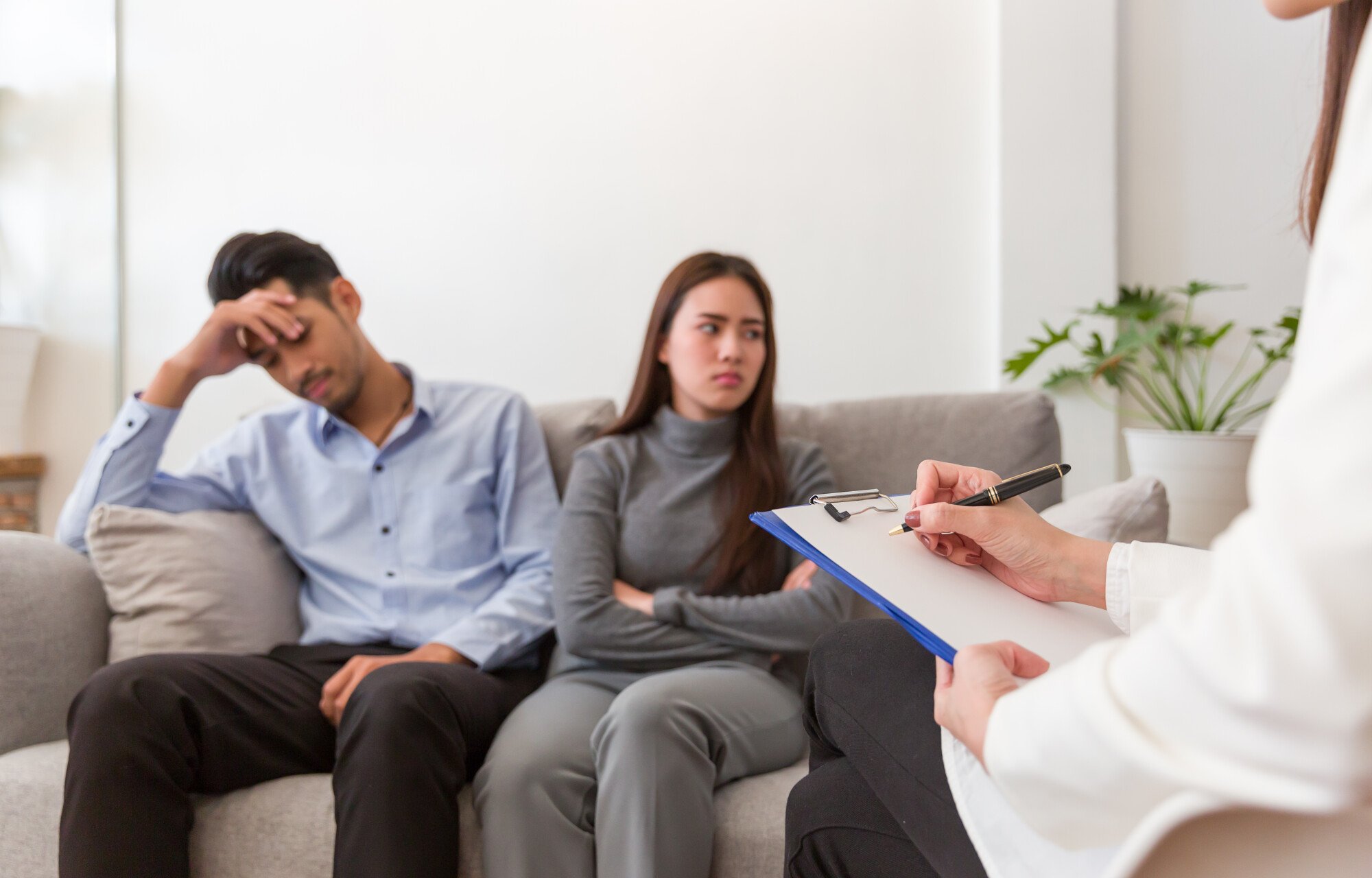 a couple who is being taught of 4 stages of family therapy